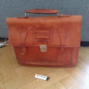  - Skinnportfölj i superfint skick. Äkta skinn. Vintage. 
Kan mötas upp i sthlm eller skicka. Köparen betalar frakt. Swish, överföring eller cash går bra. 