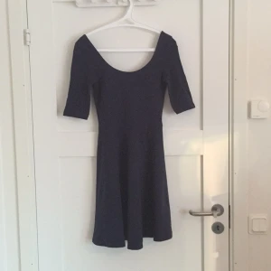  - Mörkblå klänning från New Look. Suuuperfin låg ringning i ryggen. Använd 1 gång, superskick!
