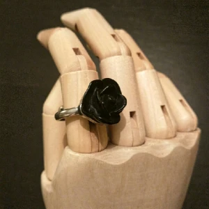  - Ring med en svart ros Storlek M Ej justerbar