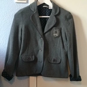  - Grå kavaj från La Redoute med hjärtmönster på insidan. Aldrig använd. 