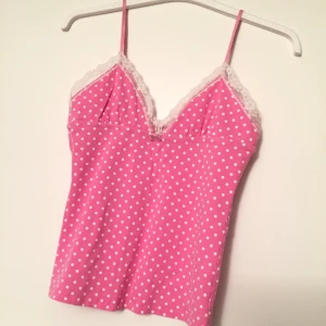  - Söt topp/linne

Rosa färg. Elastisk material. Använd mycket lite. Som ny.