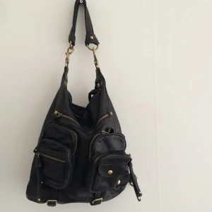  - Så snygg läderväska/ryggsäck. Du väljer själv vilket band/rem du ska välja och till vad. Massa småfack, en dragkedja har ballat ur se bild 3. Köpt i NYC 2011, välanvänd men fortfarande mycket kvar att ge! Hämtas i Göteborg, eller så betalar köparen frakten.

obs! köper du två plagg eller fler får du det billigare till halva priset!