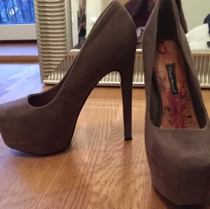  - Grå/beige klackar i storlek 39, passar en 40 också. Använda endast en gång,mocka imitation.  Tror det är 15 eller 16 cm. Skickas eller möts upp i Stockholm. 