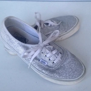  - Glittriga Vans. Aningens bortskavt på hälen men annars i fint skick. I dessa är du garanterat coolast på stan!