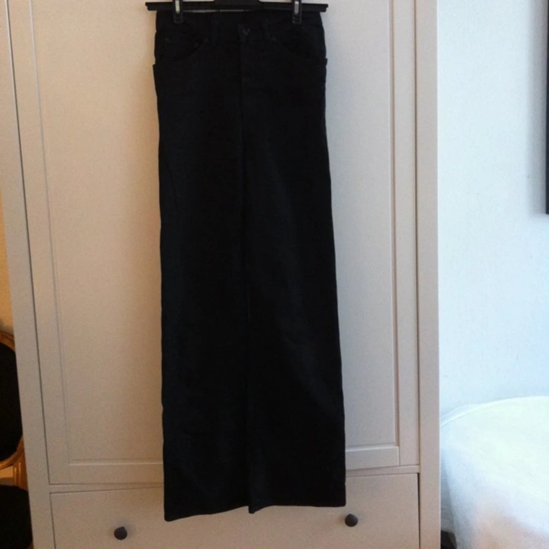 Svarta utsvängda byxor från  The Local firm. Höga i midjan. 