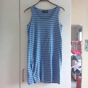  - En ganska gammal Marimekko kläning i väldigt fint skick, knappt använd. En skön sommarklänning! 