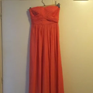  - Balklänning från by Malina, inköpt på NK i Stockholm för ca 4 år sedan. Nypris ca 3000. Uppsydd och insydd. Längden på klänningen är ca 136 cm. Stl är en liten XS. Fler mått kan ges. Använd endast en gång. Pris kan diskuteras. 