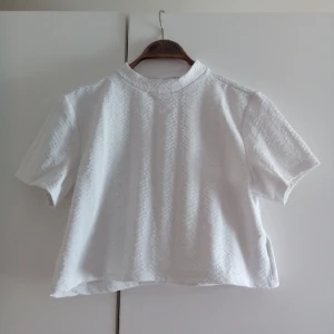  - Mönstrad kort topp från HM, aldrig använd.