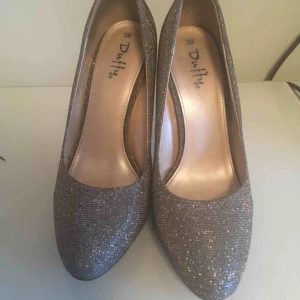  - Ett par super snygga skor, perfekt för festligheter.  Kan mötas upp i centrala Stockholm, köparen står för frakten 