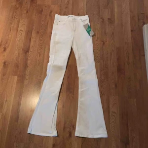  - Helt nya vita Boot cut jeans som passar till det mesta. Har aldrig använt dem, eftersom jag inte längre har den storleken.  