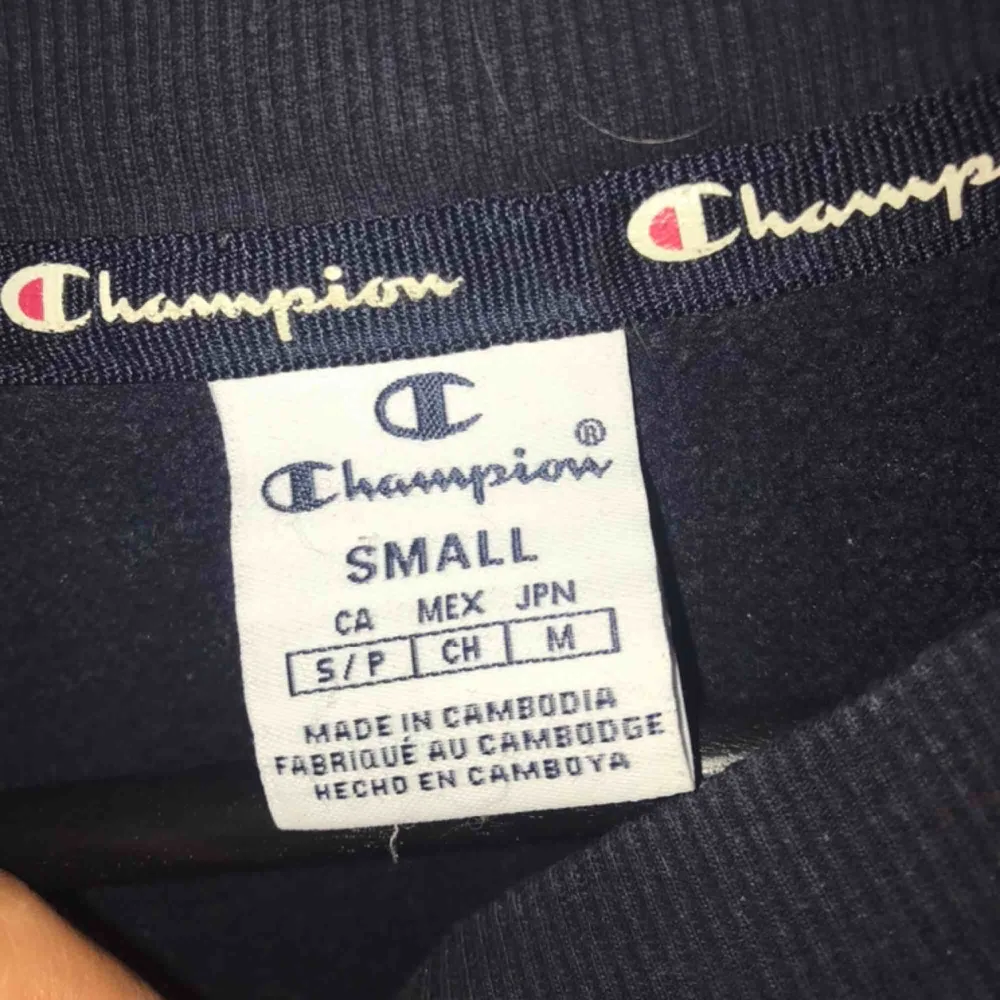 Mörkblå sweatshirt från champion, storlek small. Kommer tyvärr inte till användning men väldigt skön! Övrigt fint skick🧡 köparen står för frakten💞. Tröjor & Koftor.