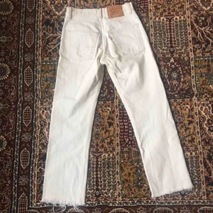 Levis 501 - ett par avklippta 501 i vaniljevit färg! kan tyvärr inte visa dom på då jag inte får på mig dom längre :/ men drömmigaste byxorna definitivt! ⭐️💫✨ dom har några knappt synliga fläckar på rumpan, ser mer ut som skuggor, därav de låga priset! 71 cm innerbenlängd & 78 cm i midjemått 