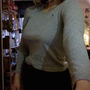  - långärmad grå ralph lauren tröja, storlek M 