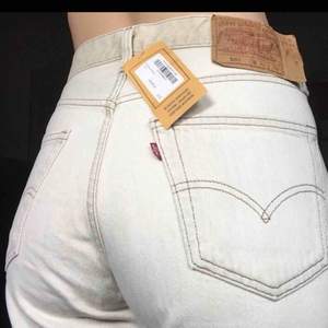 Beigea levis jeans från beyond retro Använda 3 gånger Midja, 87 cm Längd, 106 cm men går att vika upp Skulle säga att det är en medium Hör av er vid frågor! Priset är exklusive frakt, alltså betalar köparen för frakten 