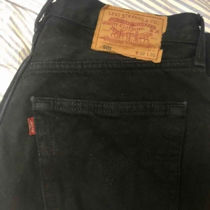  - Bra kvalitet förutom något slitna längst nere vid kanten.