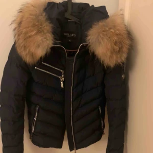  - Hollies jacka i inprincip ny skick💕 marinblå med avtagbar päls. Köptes för ca 3800 kr i vintras. Kontakta om du är intresserad