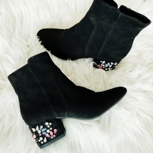 Skor med klack - Köpa på bershka, aldrig använda. Snygga "Diamant" detaljer på klackarna. Fakemocka. 