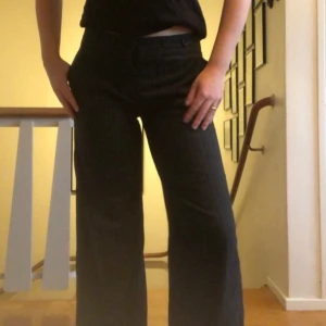  - Jättesnygga och bekväma kritstrecksrandiga kostymbyxor! Utsvängda😎