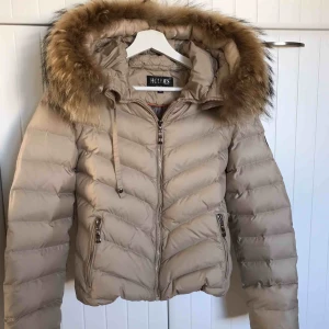  - Säljer min superfina vinterjacka från Hollies!  Kemtvättad och i fint skick med äkta päls! Storlek 36. Köparen står för frakt! Skriv vid intresse och prisdiskussion :) 