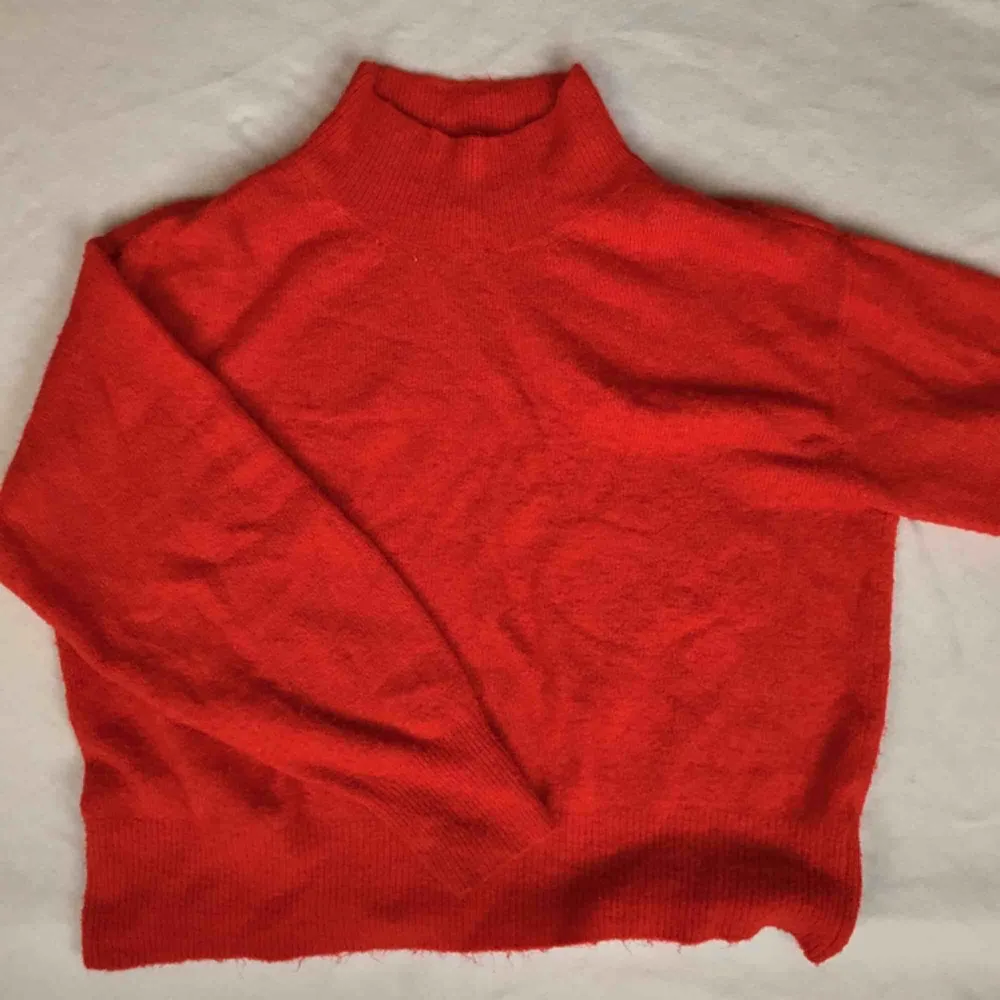 Supersöt, röd och lätt stickad tröja som inte tynger ner. Bra som pullover med fin krage!. Stickat.