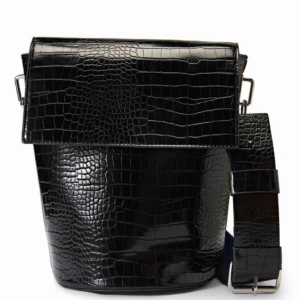  - En elegant från Carin Wester. Löstagbart axelband samt ett dekorativt och funktionellt flärplock uptill på. Högst bud. Frakt tillkommer. Kan även mötas upp. Då det är många intresserade högsta bud ✨