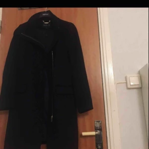  - Svart elegant kappa från mango med guld detaljer. I nytt skick, andvänd två gånger,  köpt för 1999. Strl 36 men passar 38. 