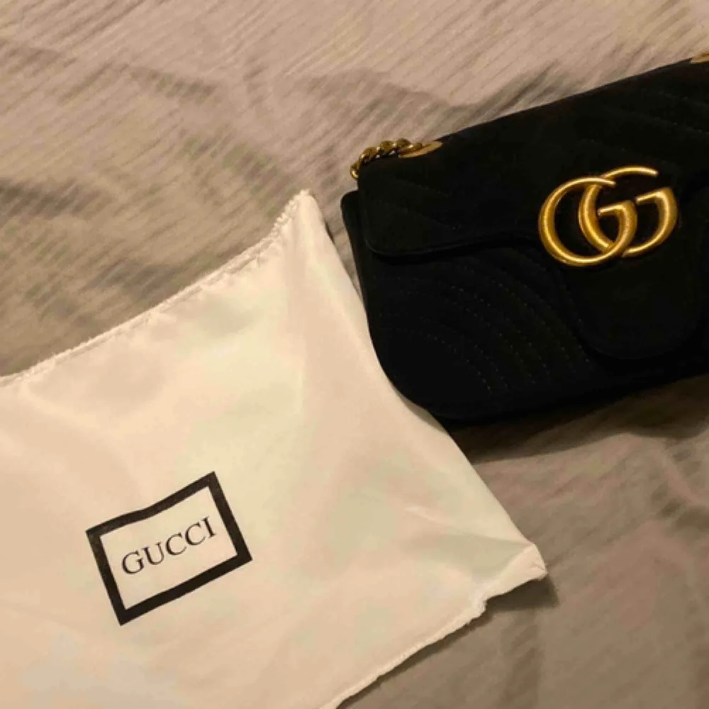 Gucci oäkta väska i sammet aktigt tyg, fin skick.  Ska den skickas så får köparen betala frakt.   . Väskor.