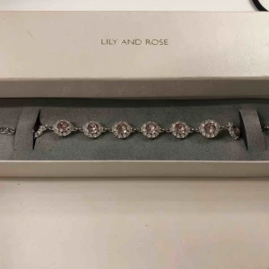  - Säljer mitt jätte fina Lily and Rose armband! Det är en ljusrosa sten i mitten och runt om är det silver stenar. Använt få gånger. Är i väldigt fint skick. Pris kan även diskuteras