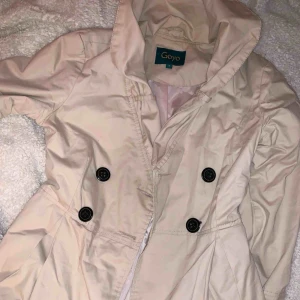  - Jättefin vår/höst jacka, utsvängd nedtill  Storlek S 