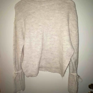  - Jag säljer en stickad tröja från chiquelle, Nypris: 349 :- Bud från: 60 :- Storlek: one size Kommer från ett djur och rökfritt hem. Kontakta mig om du är intresserad.