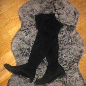  - Köparen står för frakten (50kr) annars finns jag i Eskilstuna. Svarta knähöga skor från Tiamo. Använda ca 5 gånger. Bra skick, kommer självklart rengöra sulan innan. Snören på baksidan av knät, ingen dragkedja