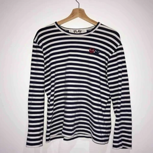  - Supersnygg tröja från comme des garcons, den är i mycket bra skick. Jag har ca S/M i kläder, så denna är något liten i storlek.