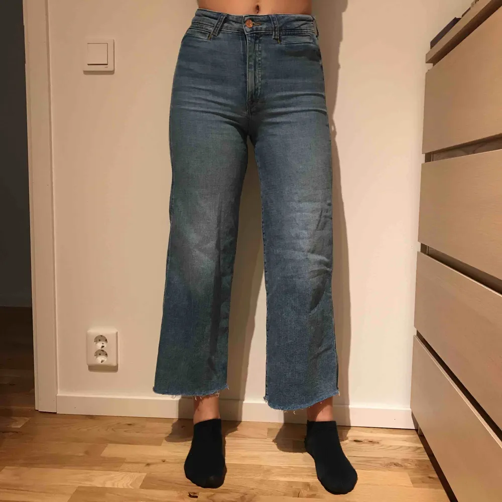 Supersnygga culotte-jeans från H&M, sparsamt använda därav nästan nyskick⚡️ frakt tillkommer! Älskar jeansen men de är för små vilket är anledningen till att jag säljer!❤️. Jeans & Byxor.