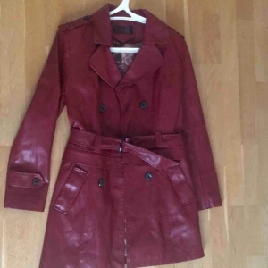  - Jättefin vinröd skinnkappa I kort modell. Kan skickas med posten eller mötas upp! 😊