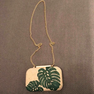  - En superfin liten väska ifrån HM som tyvärr inte kommer till användning. Den har ett fint kedjeband som gör så att väskan går ner till höften. Meddela för fler bilder