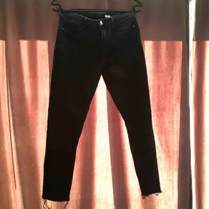 Ett par mörkgrå högmidjade jeans ifrån H&M, i storlek 158 men passar en Xs/s då jag kan ha dem. Skitsnygga på👖🥰