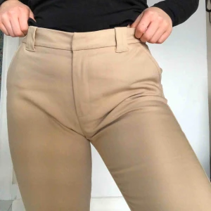  - Ett par beiga kostymbyxor från Bershka. Köpta i Frankrike den här sommaren men har bara använts 2 gånger sen dess :((