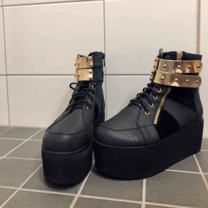  - Coola platåskor med najs detaljer, knappt använda så är väldigt fina i skicket! Nypris 1200 kr 