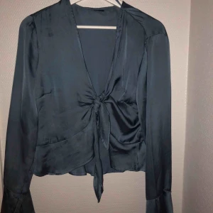  - Tröja med knytning på framsidan, endast använd en gång. Strl M, i mycket fint skick.