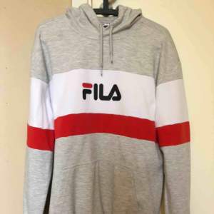 Sparsamt använd Fila-hoodie! Det är storlek M men den är oversized så den är lite baggy.  Nypris c:a 800kr, minns inte exakt.  Kan mötas upp i Stockholm eller posta den om köparen betalar frakt! Pris kan diskuteras.