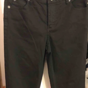  - Hej jag säljer ett par skinny black jeans från cheap monday, storlek är W:28 L:34 där av passar inte mig därav för liten och längden. Byxorna är använda ett fåtal gånger.  Kan fraktas men även mötas i Göteborg runt om.