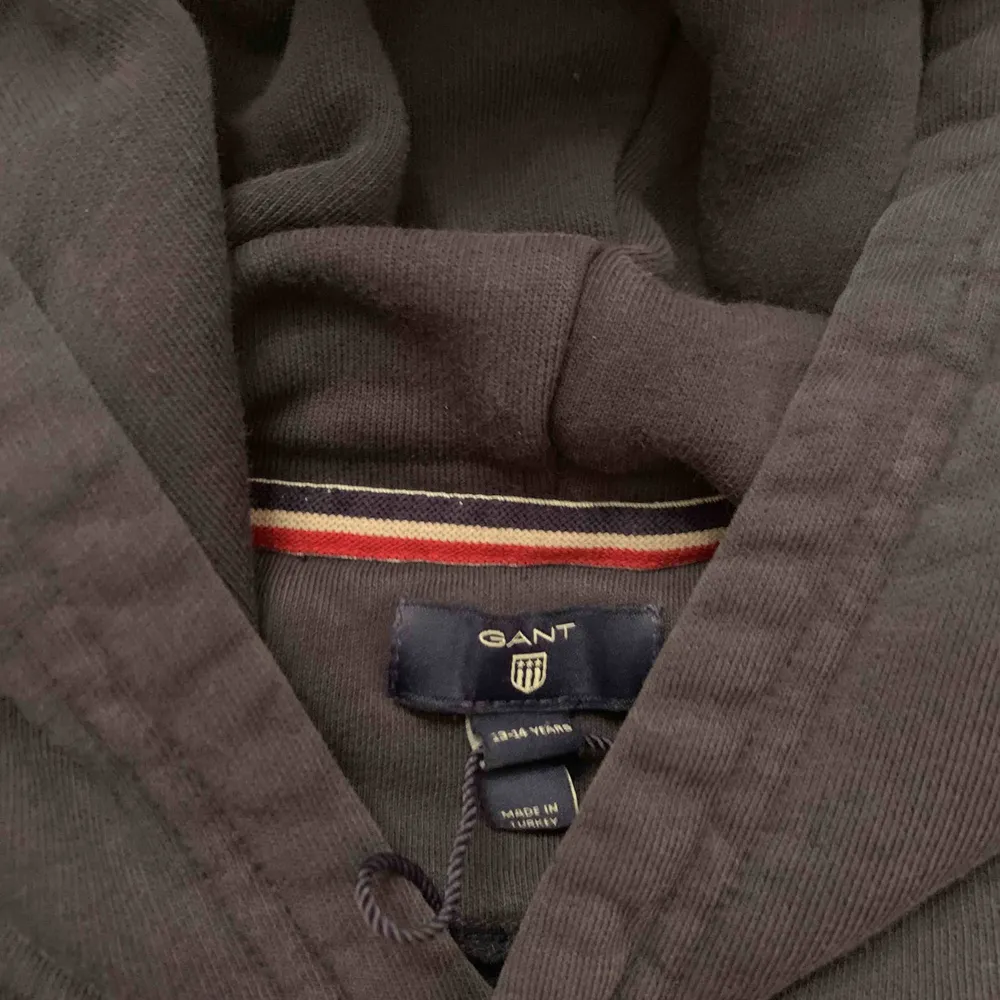 Äkta mörkblå Gant hoodie , använd fåtal gånger  Storlek : 13-14 år / 165 / XS. Hoodies.