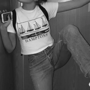  - Jättefin croppad tshirt från Brandy Melville! Frakt på 20kr tillkommer :) 