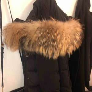  - Äkta pälskrage. Suttit på en hollies en halv vinter. Säljes pga ny päls. Jätte fint skick! Finns i Linköping men kan fraktas