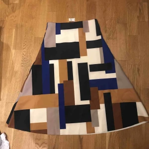  - Ny cool kjol i typ ”våtdräkts material” nypris 499:- prislappen sitter kvar. Köparen står för frakt 