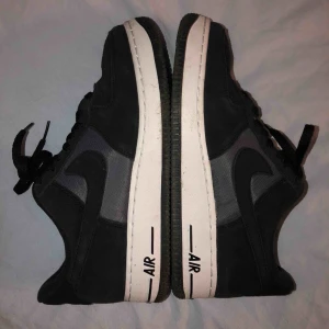  - Ett par knappt använda nike air force, ordinarie pris 1200kr storlek 40 säljes pga att jag har för mycket skor