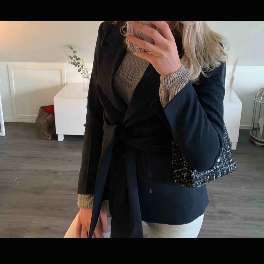 Mörkblå blazer med snygg knytning. Använd 2 gånger. Från nakd storlek 34. Nypris 700kr. Kostymer.