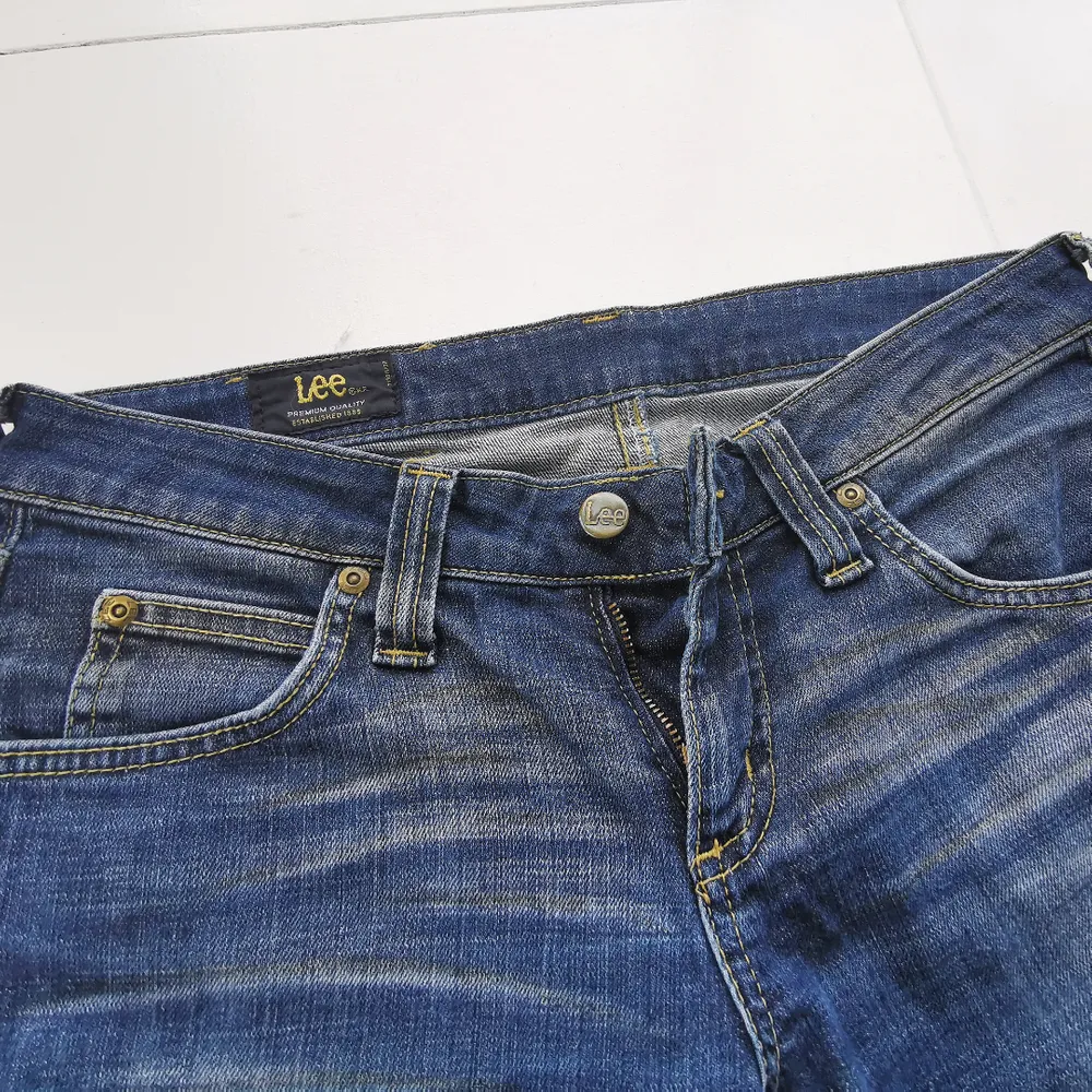 Supersnygga jeans från Lee, superfint skick! Köparen står för frakten ⚡. Jeans & Byxor.