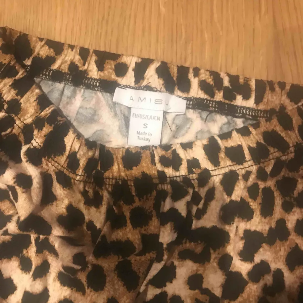 Nya tights leopard  Köparen står för frakt . Jeans & Byxor.