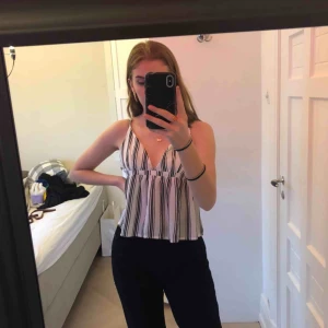  - Säljer mitt urgulliga linne från Bik Bok som tyvärr aldrig kommit till användning då jag har två av dom. Inga defekter och lappen sitter fortfarande kvar. Den har justerbara band och en dragkedja på sidan av tröjan som knappt syns💞💞 Frakt 39kr